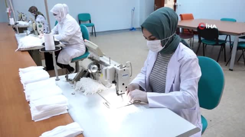 G�n�ll� oldular, g�nde 2 bin maske �retiyorlar