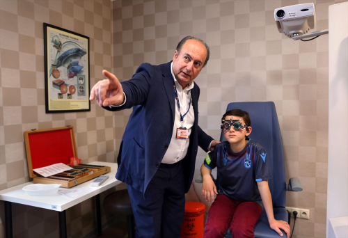 G�z�ne tornavida saplanan �ocuk iki ameliyat�n ard�ndan g�rmeye ba�lad�