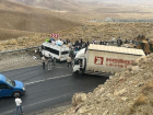 Hakkari'de kargo kamyonu ile yolcu minib�s� �arp��t�: 1 �l�, 11 yaral�