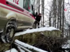 Hasta almaya giden ambulans k�pr�de kald�, yard�m�na k�yl�ler yeti�ti