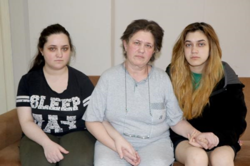 Hasta ocuklar in Boncuk Yzk Yapan Kadn Yardm Bekliyor