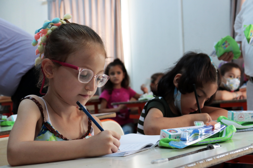 Hatay'da geici barnma merkezinde eitim gren Suriyeli ocuklara di bakm rnleri datld