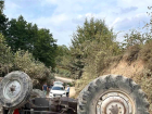 Hendek'te motosiklete �arpmamak i�in manevra yapan trakt�r devrildi