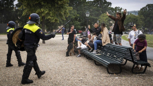 Hollanda'da 'korona yasa tasarsn' protesto eden 80 kii gzaltna alnd