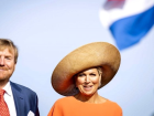 Hollanda Kral� Willem ve Krali�e Maxima'n�n 'Evde kal�n' tavsiyesine ra�men Yunanistan tatiline ��kmas� siyasi tart��maya d�n��t�