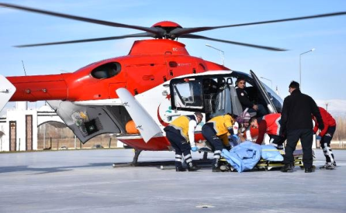 lk Hastasn Tayan Ambulans Helikopteri lgiyle zlediler