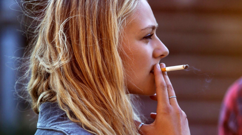 ngiltere 2030'a kadar sigara ienlerin orann yzde 5'in altna indirmeyi hedefliyor