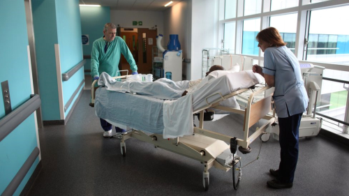 ngiltere'de Salk Sistemi Krizi: 'Hastalar, Hastane Koridorlarnda lyor'