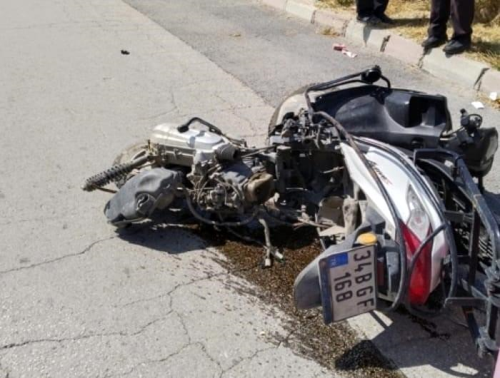 Isparta'da motosiklet ile ticari taksinin arpt kazada motosiklet srcs ar yaraland