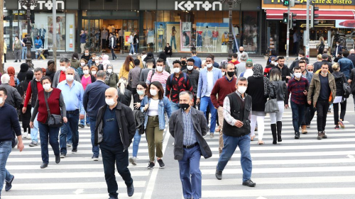 stanbul, Ankara ve Bursa'da ak alanlarda da maske takma zorunluluu balad