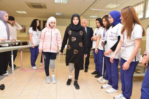 Kahramanmara'ta depremde bacaklarn kaybeden anne ve kz protezlerle ayaa kalkt