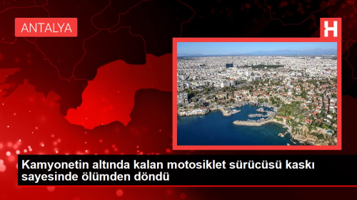 Kamyonetin altnda kalan motosiklet srcs kask sayesinde lmden dnd