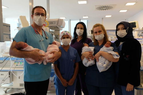 Kanada'da yaayan Filistinli aile drdz bebeklerinin doum iin Bursa'y seti