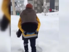Kar yolları kapadı, sağlık görevlisi hastayı sırtında taşıdı