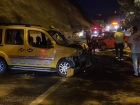 Karab�k'te otomobil ile ticari taksinin �arp��mas� sonucu 3 ki�i yaraland�