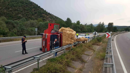 Karabk'te saman ykl kamyon devrildi, 1 kii yaraland