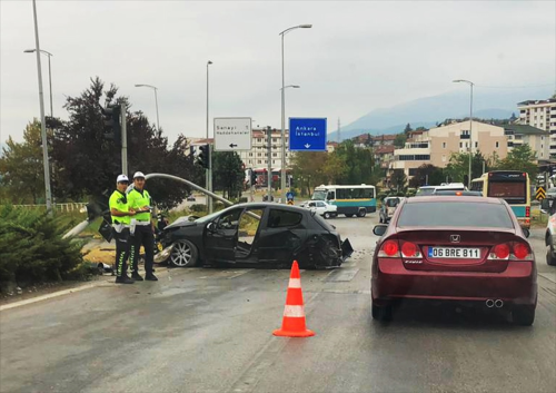 Karabk'te trafik kazas: Otomobil trafik lambasna ve panelvana arpt