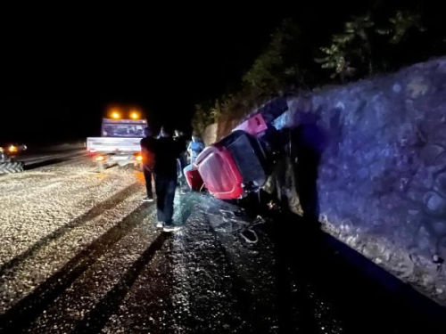 Karabk Yolunda Otomobilin arpt Traktrde 3 Kii Yaraland