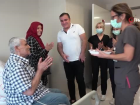 Karaci�er nakli olan hastaya ameliyat ekibinden s�rpriz do�um g�n� kutlamas�