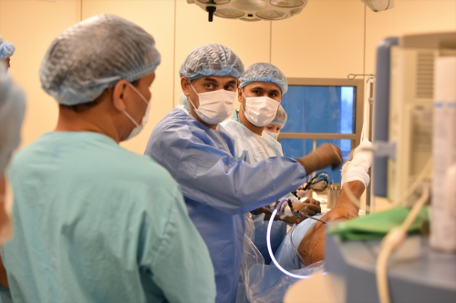 Kazakistan'da Trk doktorlar tarafndan kapal cerrahi yntemle kas nakli yapld
