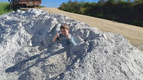 Kire tozu iinde poz veren kk ocuk, saniyeler iinde hayatn kaybetti