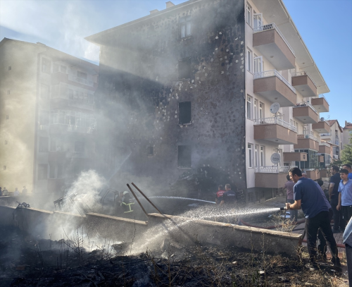 Krehir'de Otluk Alanda kan Yangn Apartman ve Depoya Srad