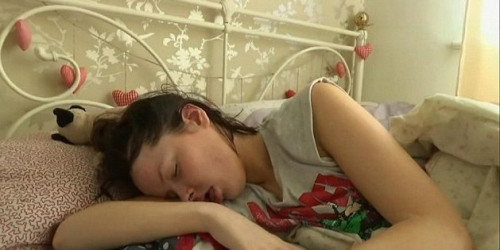 Kleine-Levin Sendromlu Gen Kz Gnde 22 Saat Uyuyor