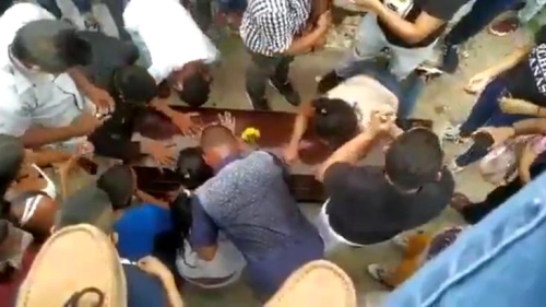 Kolombiya'da koronavir�s nedeniyle �len adam�n tabutunu a��p dokundular