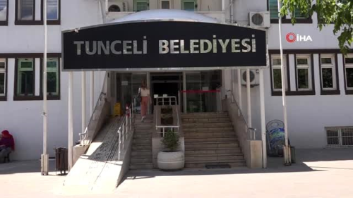 Komnist bakanla temas olan 4 bakan evlerinde karantinaya alnd