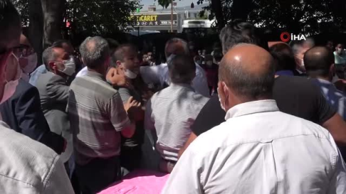 Kongrede gerginlik sosyal mesafeyi unutturdu