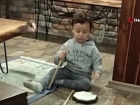 Konu�amayan �ocuklar� i�in papaza gidip, e�ek dili yedirdiler