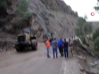 Kopan kaya par�alar� tren ve kara yolunu kapatt�