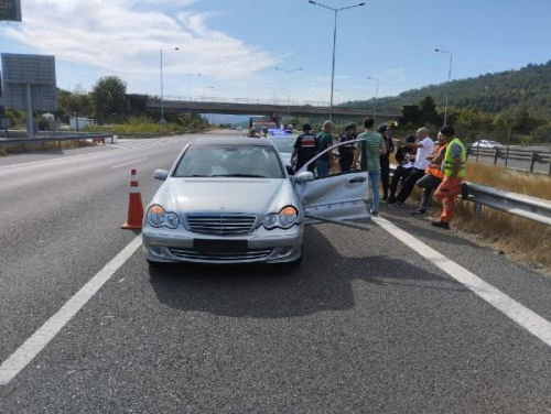 Kpee arpan otomobilden inen kadna baka bir ara arpt, hayatn kaybetti