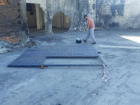 K�rfez'de r�zgar�n etkisiyle demir kap� 2 i��inin �zerine devrildi