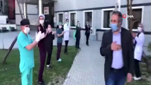 Korona virs tedavisi biten 3 kii alklarla taburcu oldu
