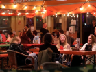 Koronavir�s: Hollanda'da kafe ve barlar kapat�l�nca gen�ler otel partilerine y�neldi