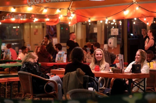 Koronavirs: Hollanda'da kafe ve barlar kapatlnca genler otel partilerine yneldi