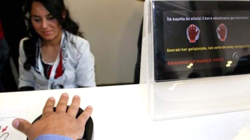 Koronavirs nedeniyle hastanelerde zorunlu olan Biyometrik Kimlik Dorulama Sistemi askya alnd