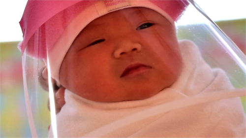 Koronavirs: Singapur'da salgnda bebek sahibi olacak ailelere ikramiye verilecek