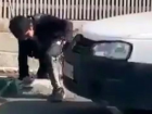Koronavir�s ta��d��� d���n�len 10 ya��ndaki �ocu�un yere y���ld��� anlar, izleyenleri korkuttu