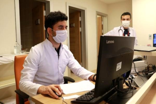 Koronavirs yenen Afgan doktor grevine dnd: Nefes alp vermenin deerini anladm