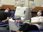 Koronavir�s� yenen gazeteci ailesiyle birlikte plazma ba����nda bulundu