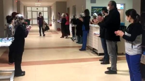 Koronavirs yenen kadn doktor, alklarla taburcu edildi