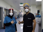 Koronavir�s� yenen sa�l�k�� �ift: Merdivenleri ��kabildi�imiz i�in mutluyuz