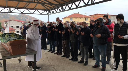Kovid-19 tedbirleri iin vatandalar uyaran eski muhtar salgna yenik dt