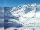 Köylüler küreklerle pist açtı, helikopter hamile kadın için indi