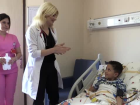 K���k Ezel babas�n�n dikkatiyle sa�l���na kavu�tu