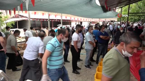 Kurban tela sosyal mesafeyi unutturdu
