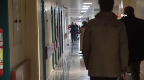 Kusma ve karn ars ikayetiyle doktora giden ocuun karnndan telefon arj kablosu kt