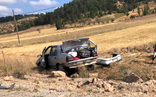 Ktahya'da tarlaya uan otomobilde 3 kii yaraland